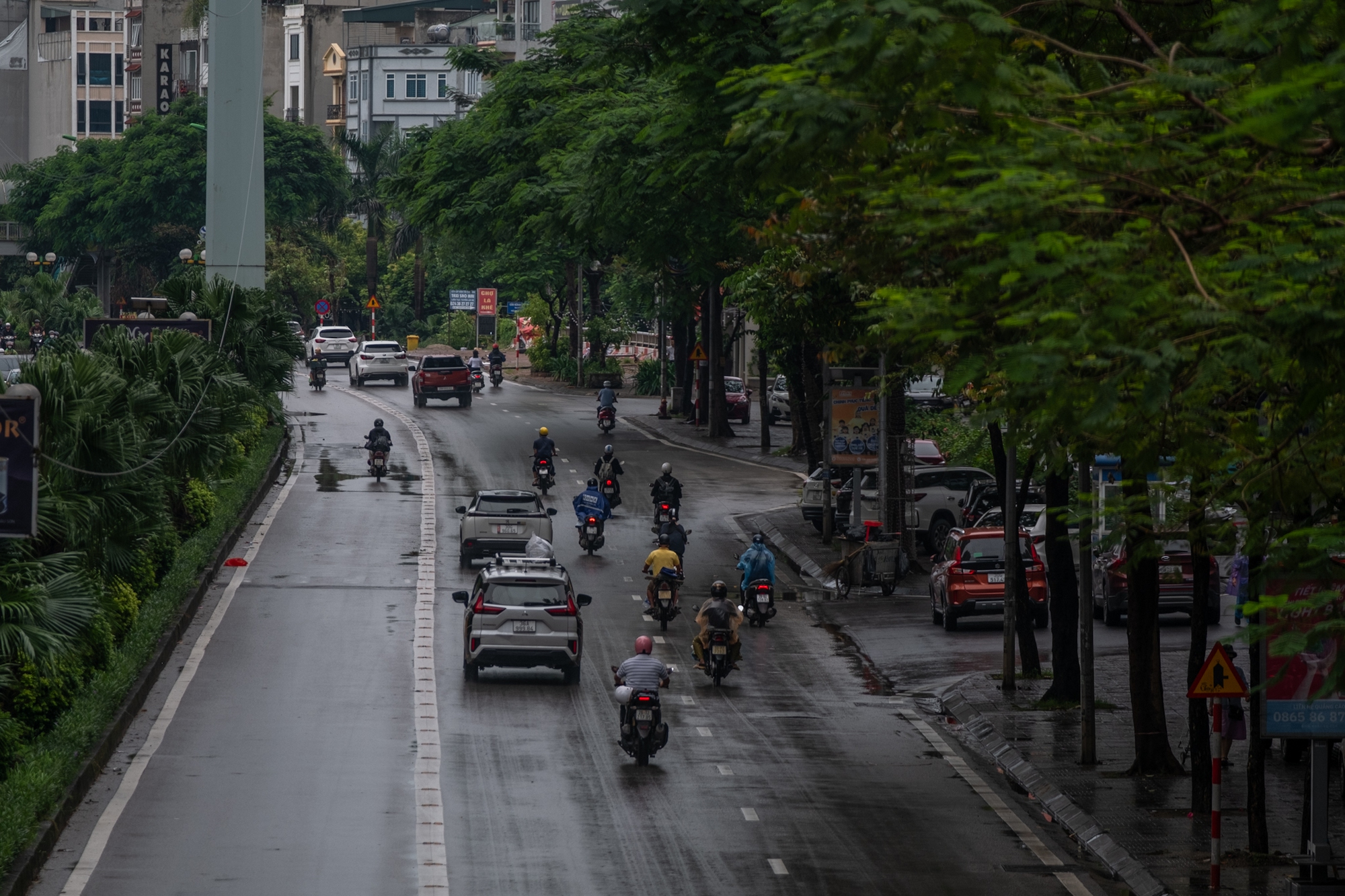 Hà Nội se lạnh cùng mưa rào sáng đầu tuần, người dân khoác thêm áo ấm, hưởng trọn không khí mát mẻ của mùa Thu- Ảnh 3.