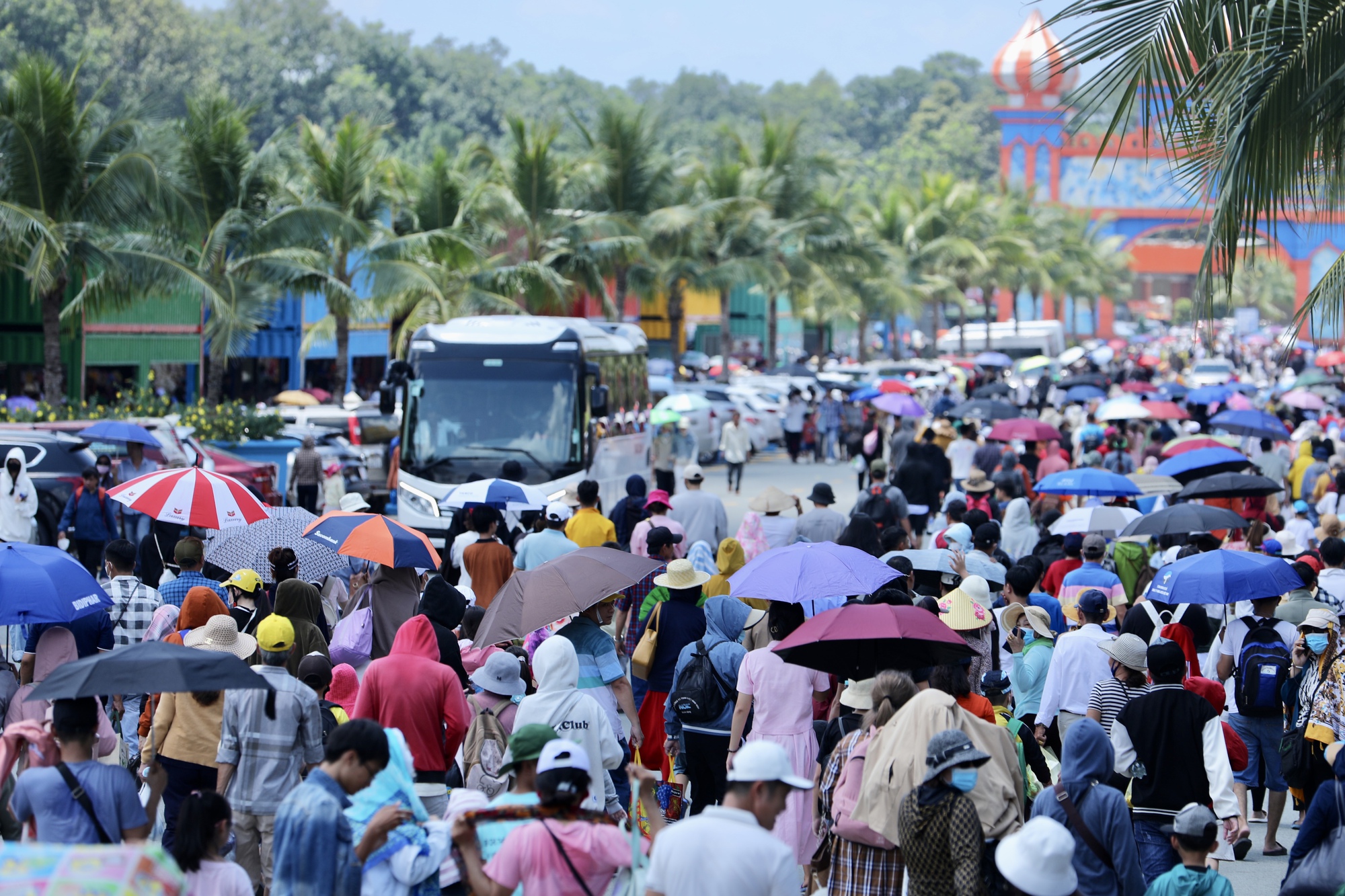 Ngay lúc này: Khu du lịch Đại Nam ra thông báo khẩn vì nhiều đoạn đường tắc cứng, người dân đội nắng đi bộ cả 2km- Ảnh 17.