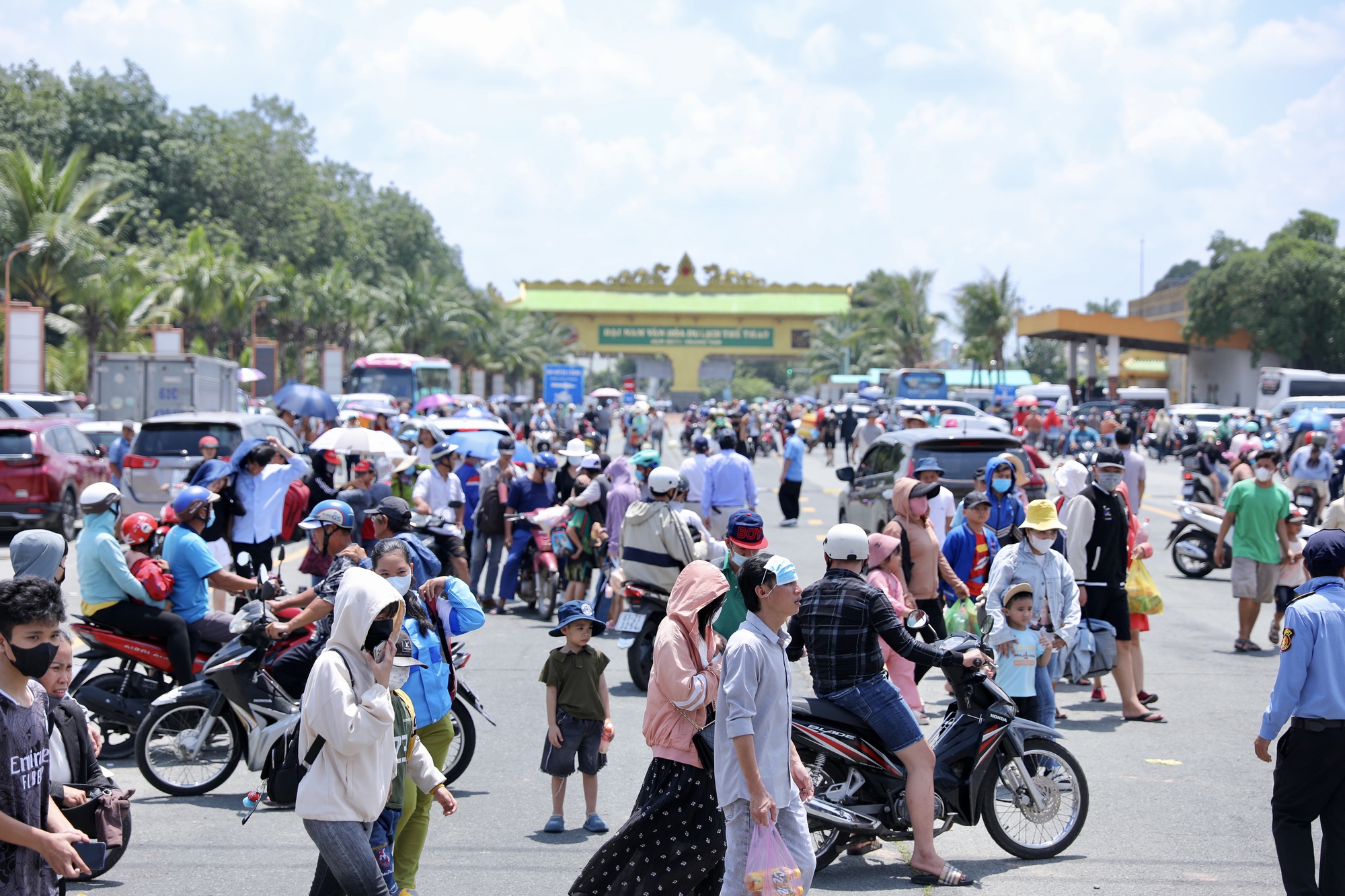 Ngay lúc này: Khu du lịch Đại Nam ra thông báo khẩn vì nhiều đoạn đường tắc cứng, người dân đội nắng đi bộ cả 2km- Ảnh 16.