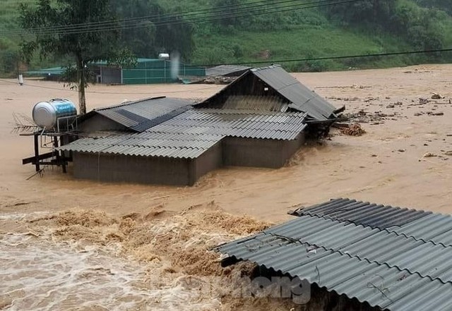 Lũ lụt kinh hoàng ở các tỉnh miền Bắc: Nước sông Hồng dâng cao mức báo động, di dời khẩn cấp 289 hộ dân- Ảnh 74.