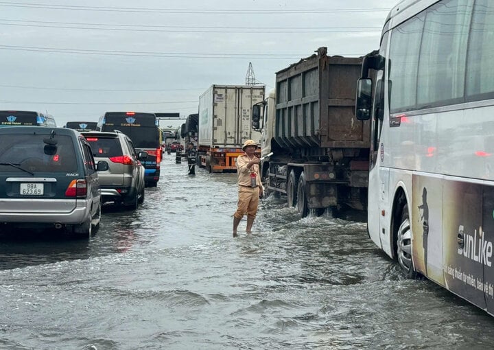 Ngay lúc này: Cầu Vĩnh Tuy hướng về Long Biên ùn tắc nghiêm trọng hàng cây số, tài xế chôn chân cả tiếng- Ảnh 25.