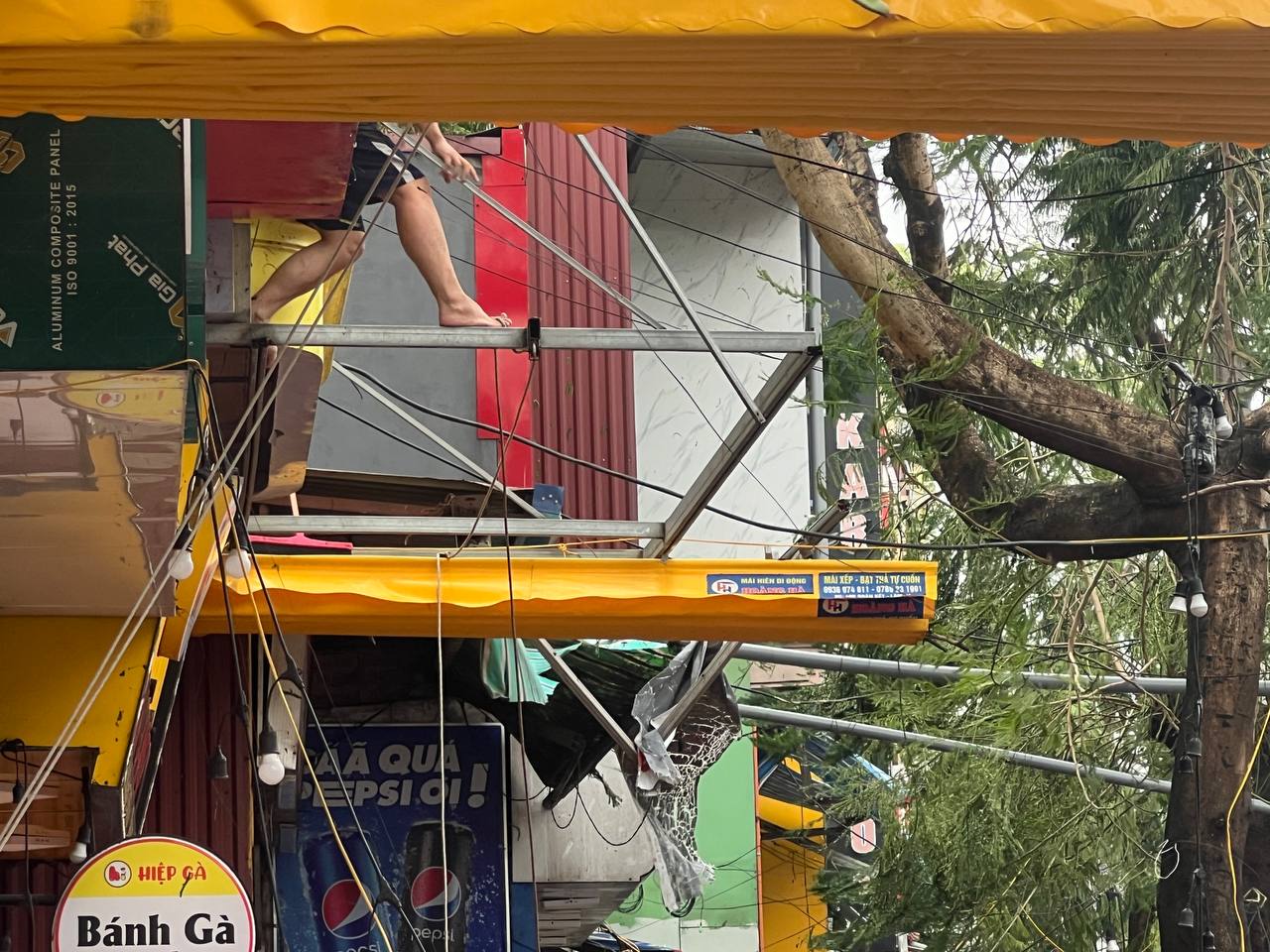 Người đàn ông bật khóc trong căn nhà bị bão YAGI càn quét trơ khung, hàng xóm xót xa: 