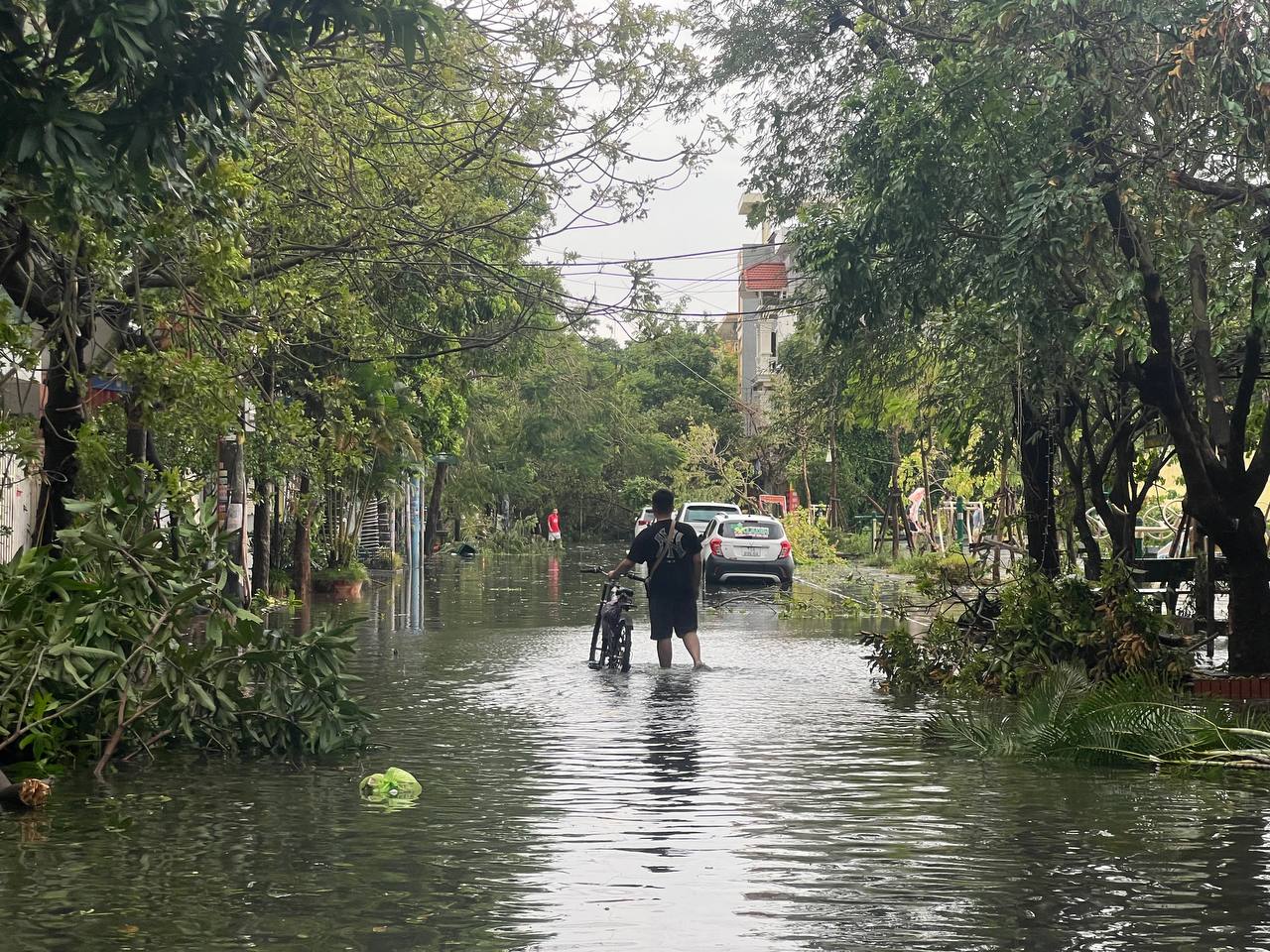 Người đàn ông bật khóc trong căn nhà bị bão YAGI càn quét trơ khung, hàng xóm xót xa: 