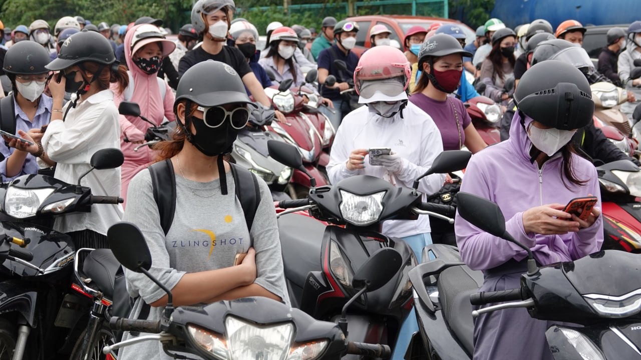 Đại lộ Thăng Long ùn tắc nghiêm trọng hàng chục km sau bão số 3, nhiều người đi làm từ sáng vẫn chưa đến nơi- Ảnh 12.