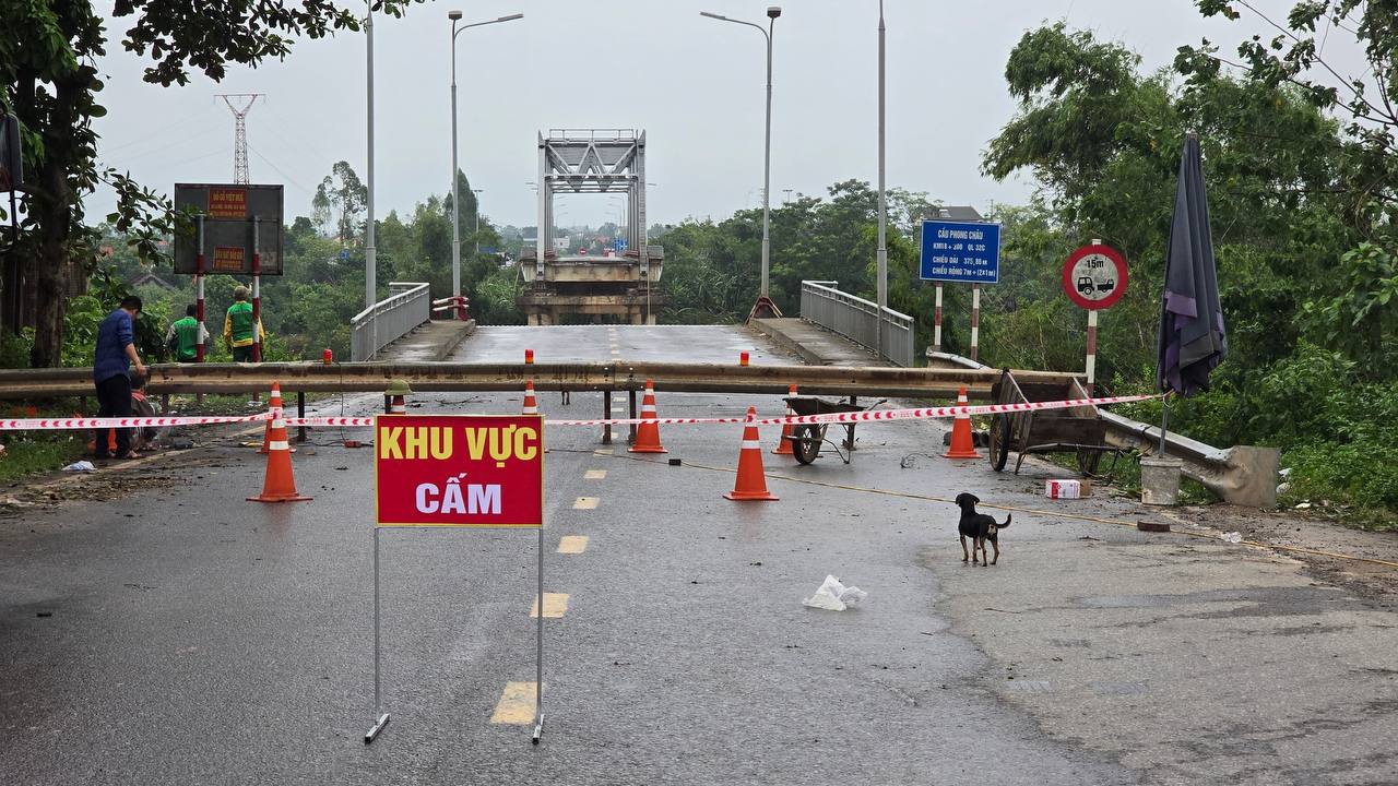 Toàn cảnh vụ sập cầu Phong Châu ở Phú Thọ: Nhiều nạn nhân vẫn mất tích, tạm dừng công tác cứu hộ do nước chảy xiết- Ảnh 36.