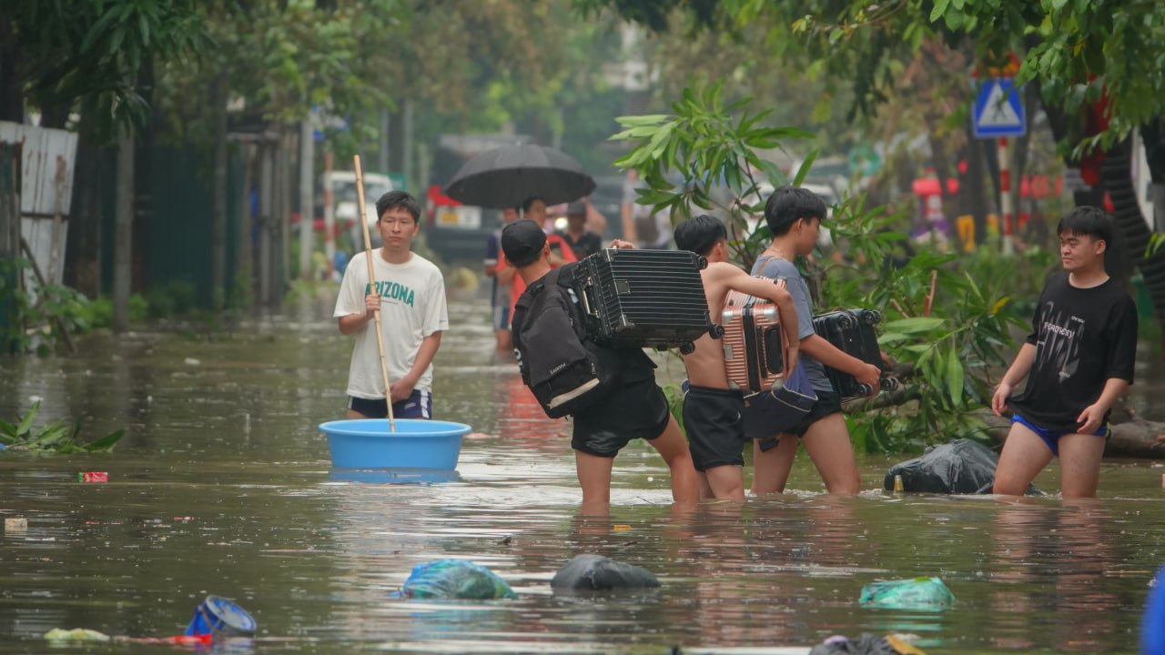 Trưa 10/9, Hà Nội báo động lũ khẩn cấp; Phong toả toà nhà 3 tầng bị nghiêng gần hồ Hoàn Kiếm- Ảnh 17.