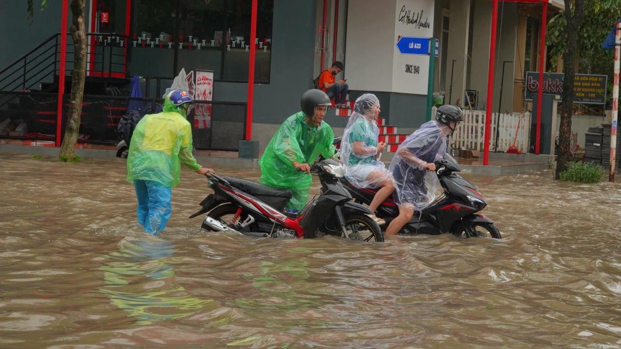 Trưa 10/9, Hà Nội báo động lũ khẩn cấp; Phong toả toà nhà 3 tầng bị nghiêng gần hồ Hoàn Kiếm- Ảnh 21.