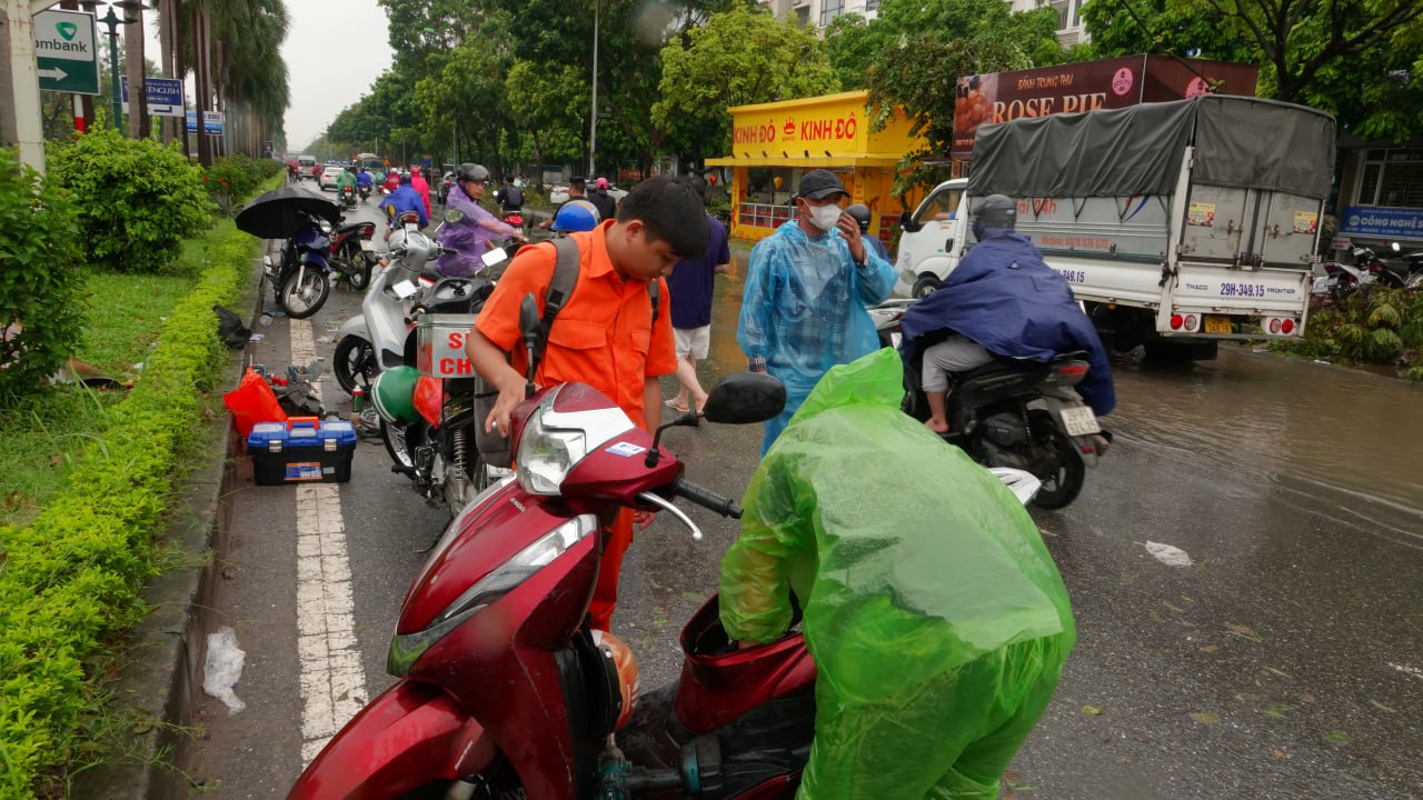 Trưa 10/9, Hà Nội báo động lũ khẩn cấp; Phong toả toà nhà 3 tầng bị nghiêng gần hồ Hoàn Kiếm- Ảnh 25.