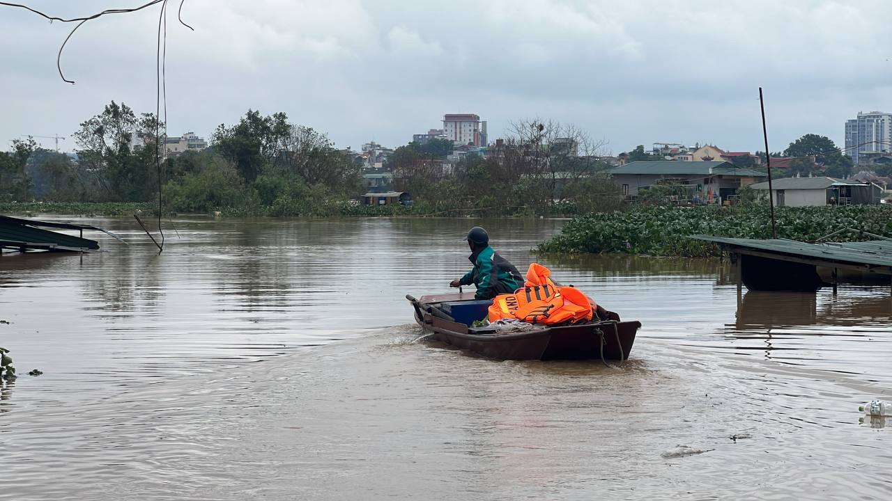 Trưa 10/9, Hà Nội báo động lũ khẩn cấp; Phong toả toà nhà 3 tầng bị nghiêng gần hồ Hoàn Kiếm- Ảnh 10.