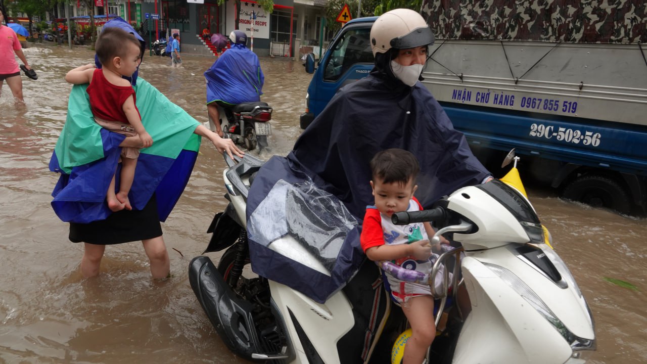 Trưa 10/9, Hà Nội báo động lũ khẩn cấp; Phong toả toà nhà 3 tầng bị nghiêng gần hồ Hoàn Kiếm- Ảnh 26.