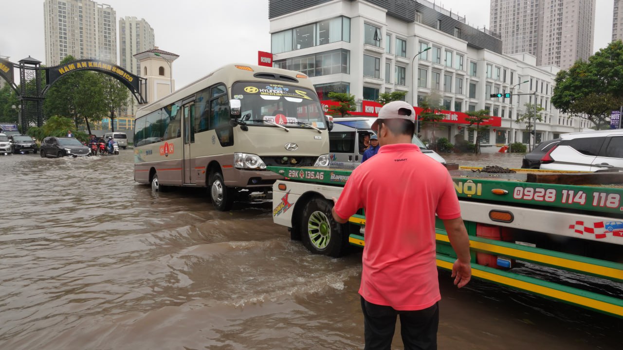 Trưa 10/9, Hà Nội báo động lũ khẩn cấp; Phong toả toà nhà 3 tầng bị nghiêng gần hồ Hoàn Kiếm- Ảnh 31.