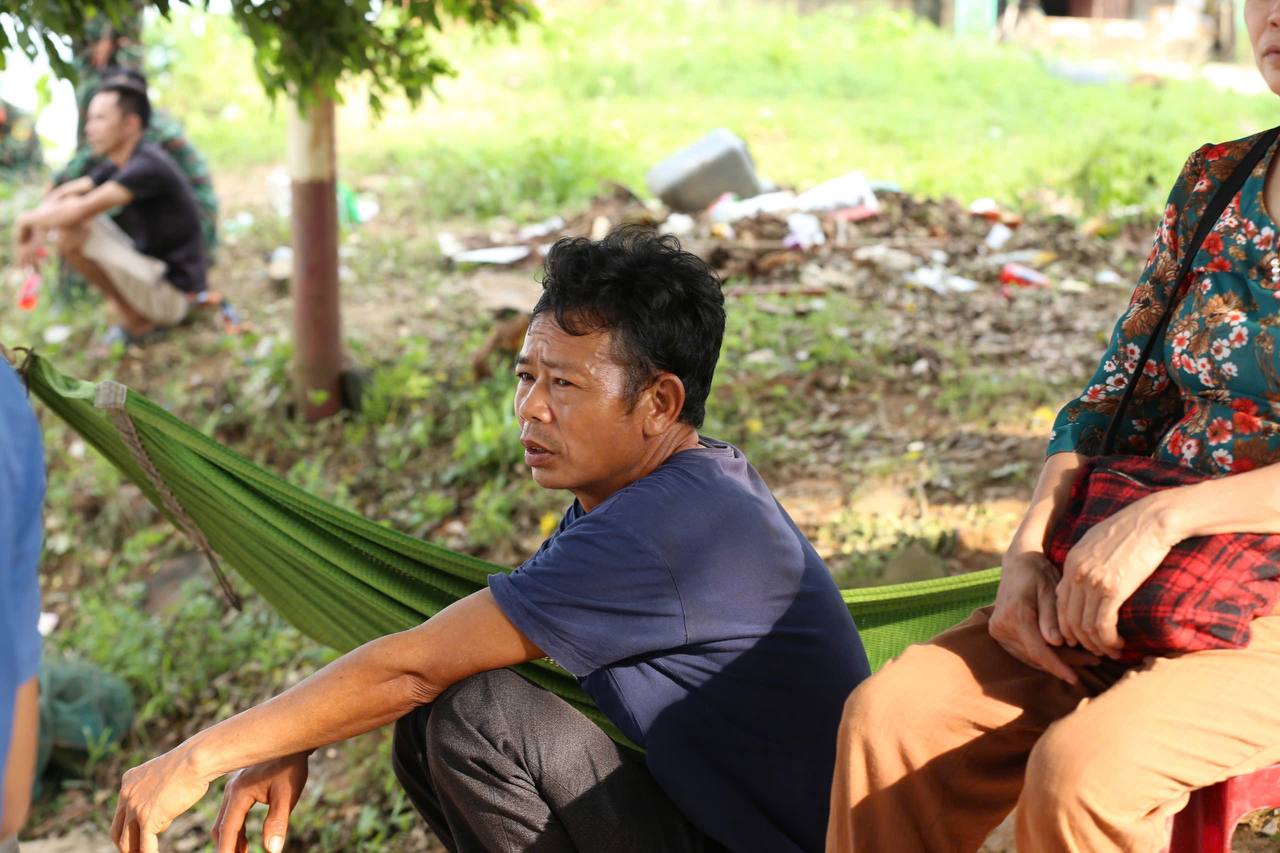 Nhiều ngày sau vụ sập cầu Phong Châu, nhiều người vẫn kiên trì ngồi bên bờ sông ngóng chờ tin tức người thân- Ảnh 2.