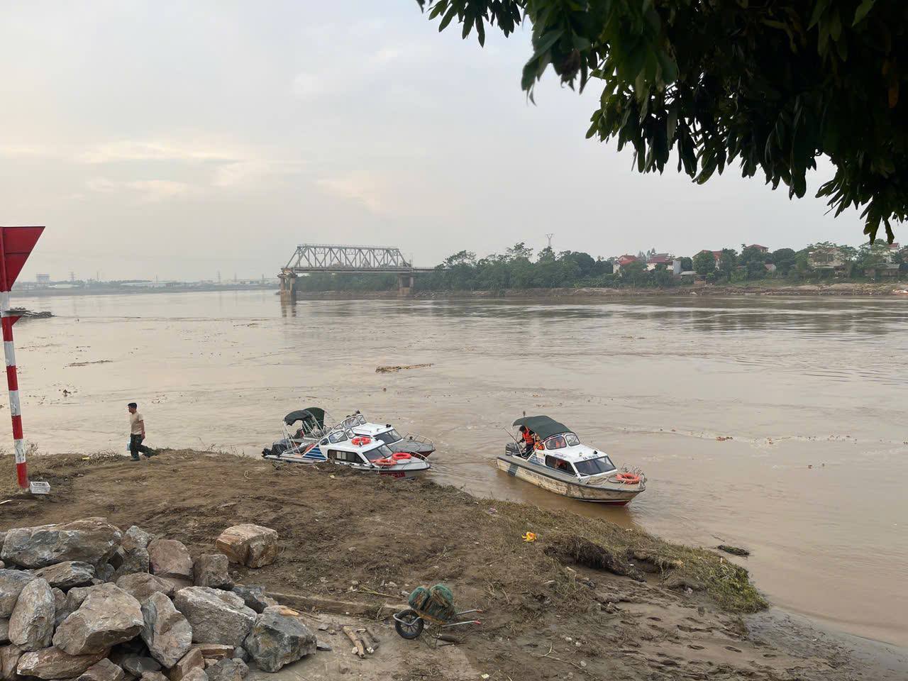 Nhiều ngày sau vụ sập cầu Phong Châu, nhiều người vẫn kiên trì ngồi bên bờ sông ngóng chờ tin tức người thân- Ảnh 1.