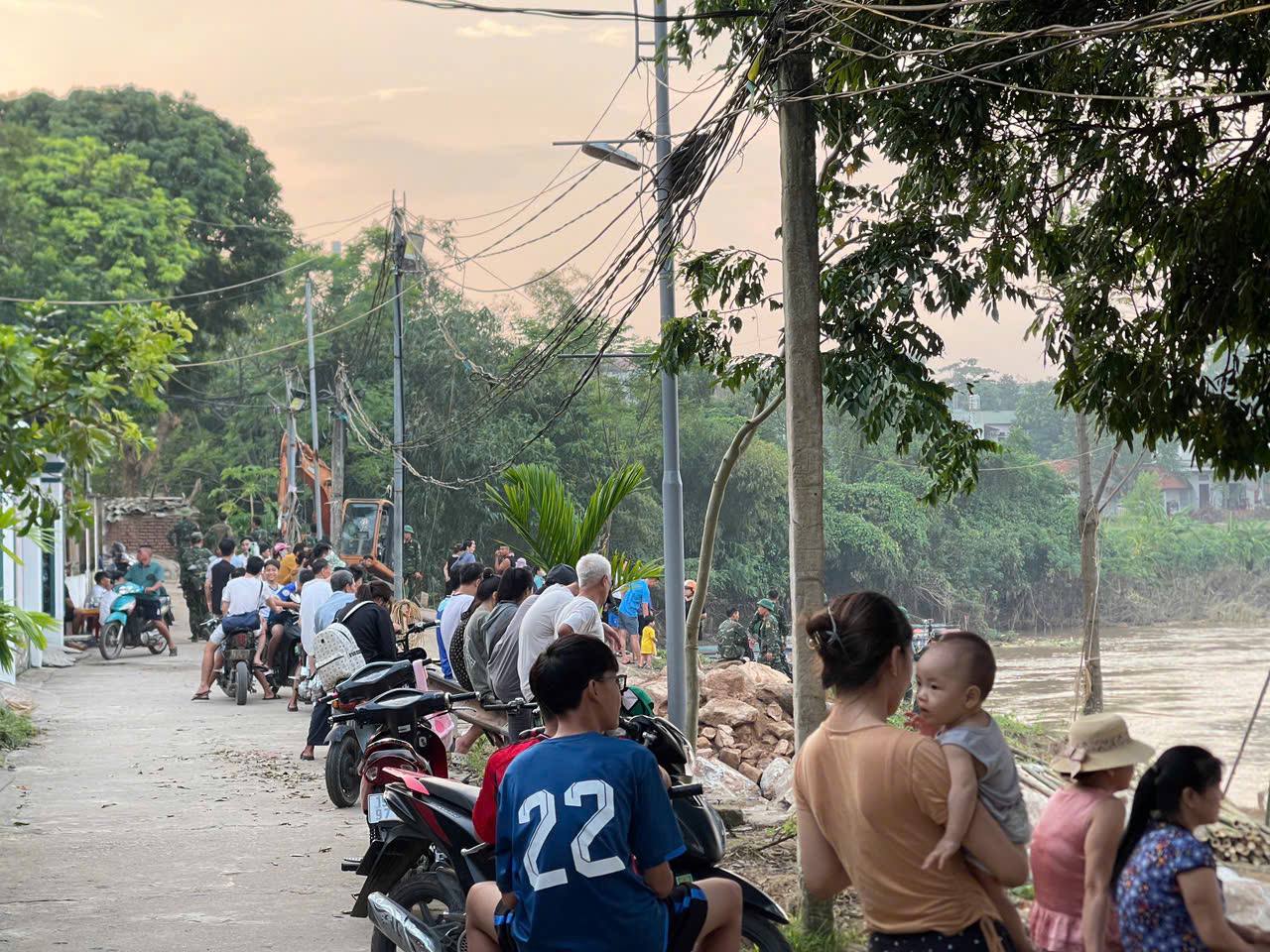 Nhiều ngày sau vụ sập cầu Phong Châu, nhiều người vẫn kiên trì ngồi bên bờ sông ngóng chờ tin tức người thân- Ảnh 6.