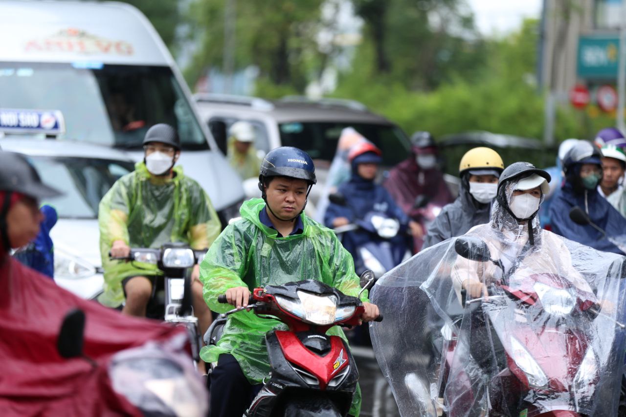 Hà Nội: Nhiều người ngỡ ngàng vì các tuyến đường ngập sâu sau đêm mưa lớn, ra khỏi nhà từ 6h vẫn không thoát tắc- Ảnh 25.