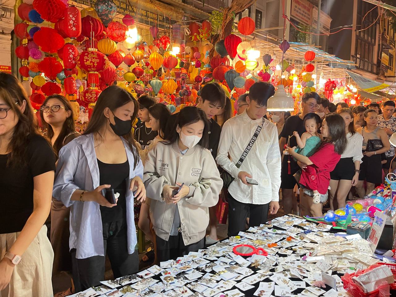 Không khí Đêm Trung Thu: Đường phố Hà Nội ùn tắc, người dân TP.HCM đội mưa đi chơi- Ảnh 10.