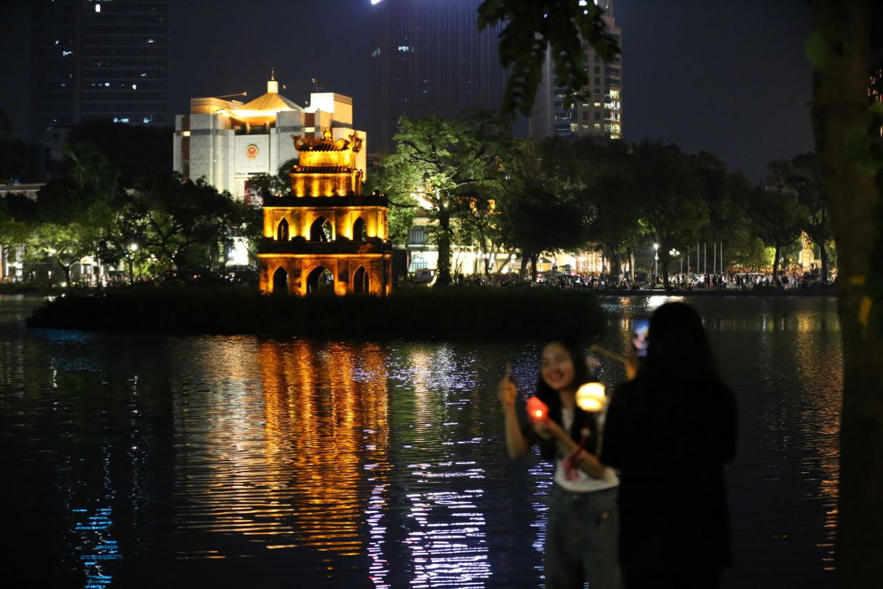 Không khí Đêm Trung Thu: Đường phố Hà Nội ùn tắc, người dân TP.HCM đội mưa đi chơi- Ảnh 17.