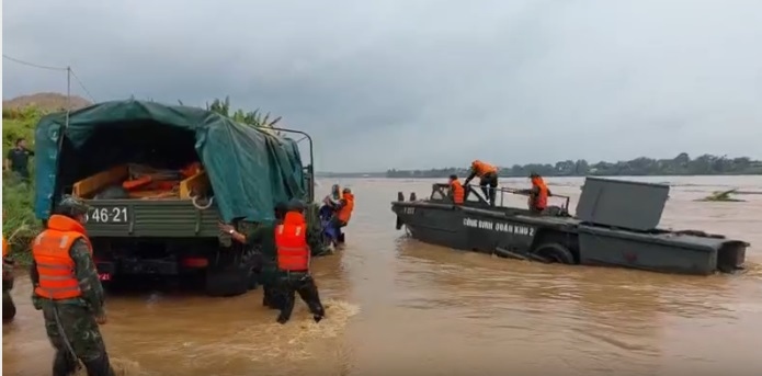 Toàn cảnh vụ sập cầu Phong Châu ở Phú Thọ: Nhiều nạn nhân vẫn mất tích, tạm dừng công tác cứu hộ do nước chảy xiết- Ảnh 27.