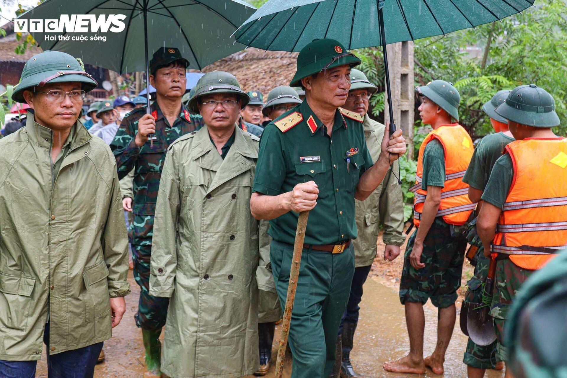 Tiếng khóc xé lòng tại nơi xảy ra lũ quét cả bản làng ở Lào Cai- Ảnh 12.