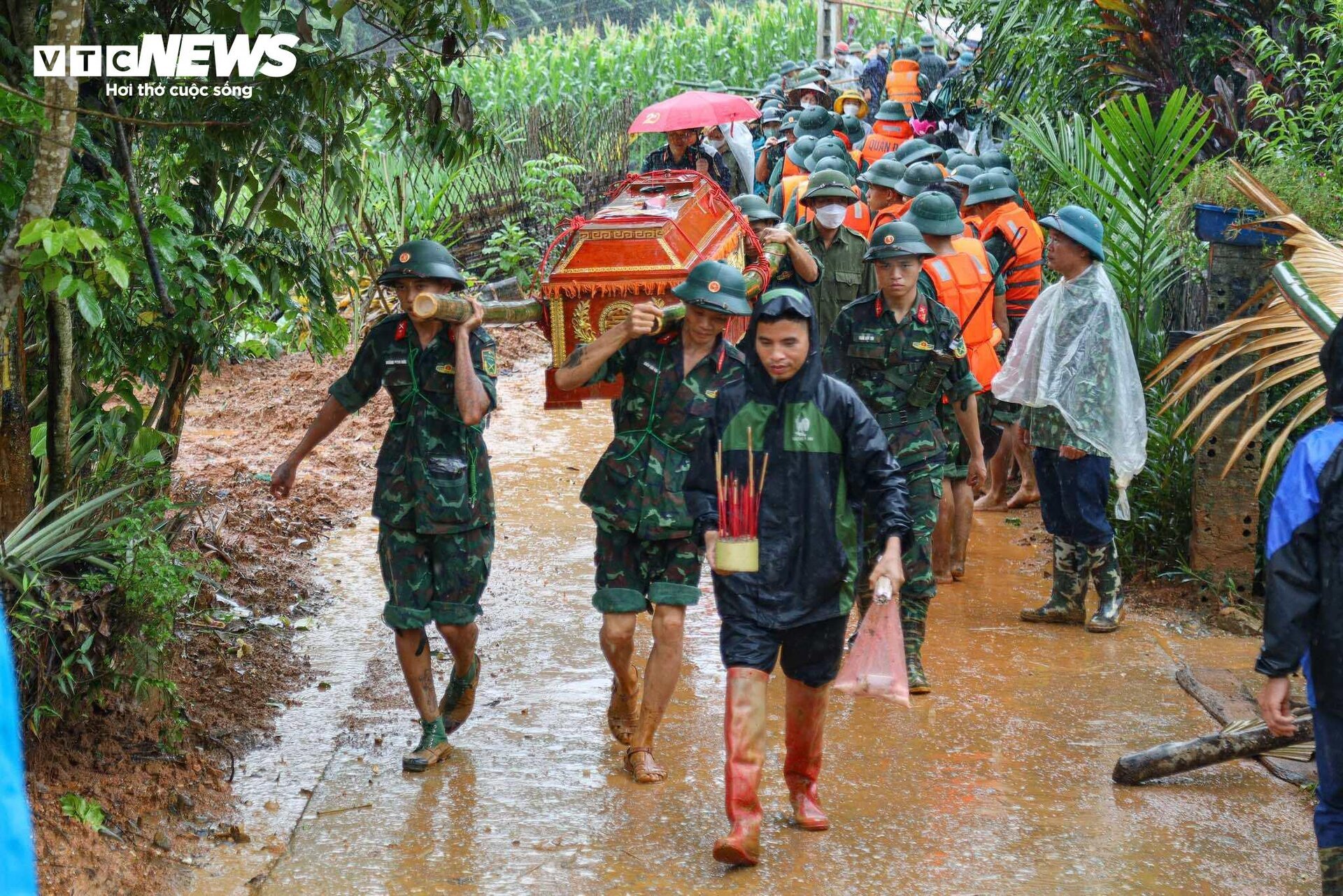 Tiếng khóc xé lòng tại nơi xảy ra lũ quét cả bản làng ở Lào Cai- Ảnh 8.