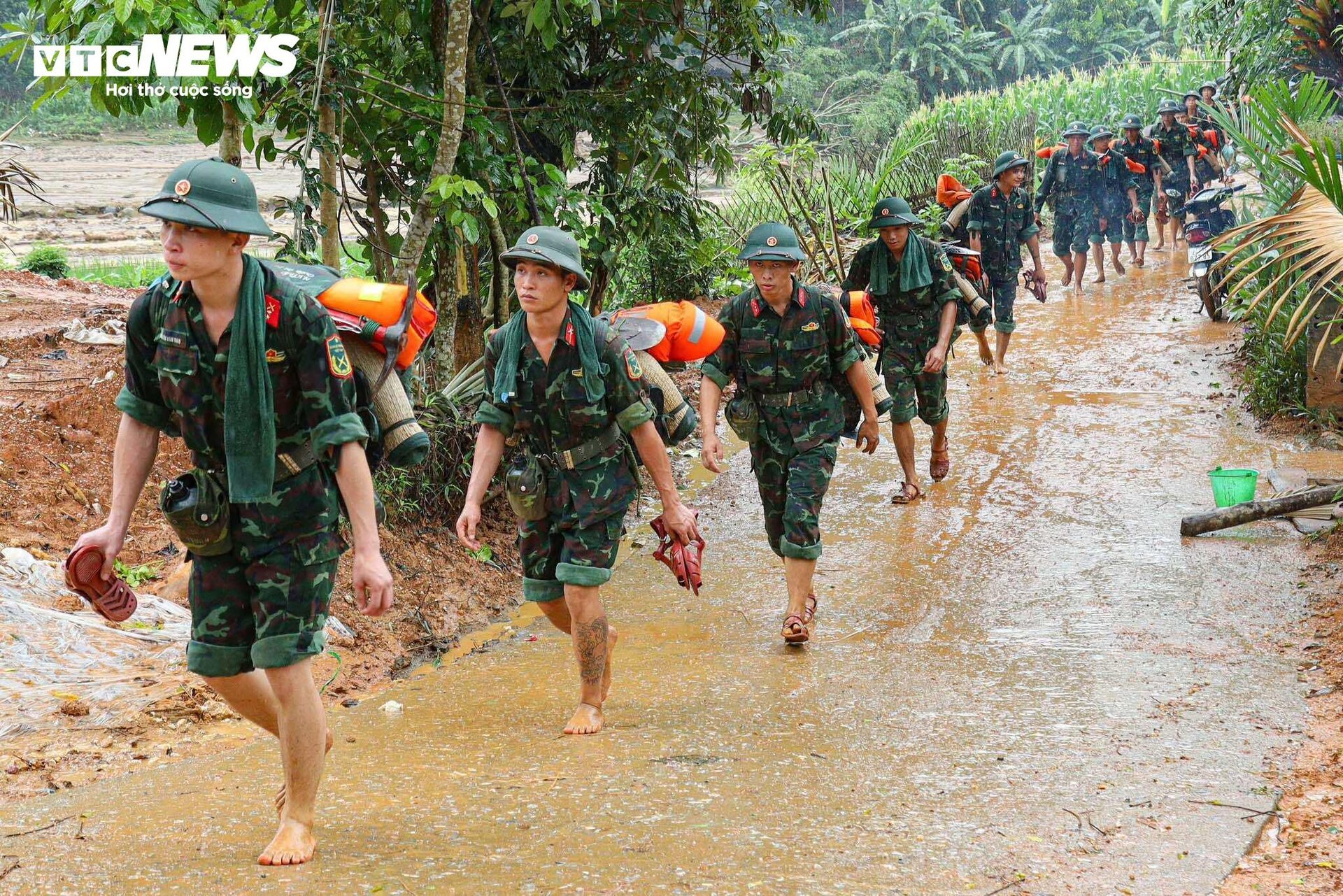 Tiếng khóc xé lòng tại nơi xảy ra lũ quét cả bản làng ở Lào Cai- Ảnh 9.