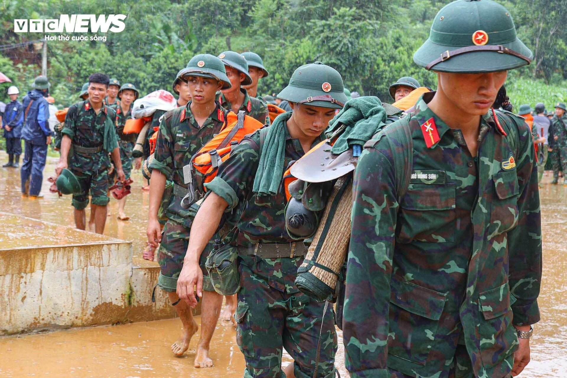 Tiếng khóc xé lòng tại nơi xảy ra lũ quét cả bản làng ở Lào Cai- Ảnh 10.