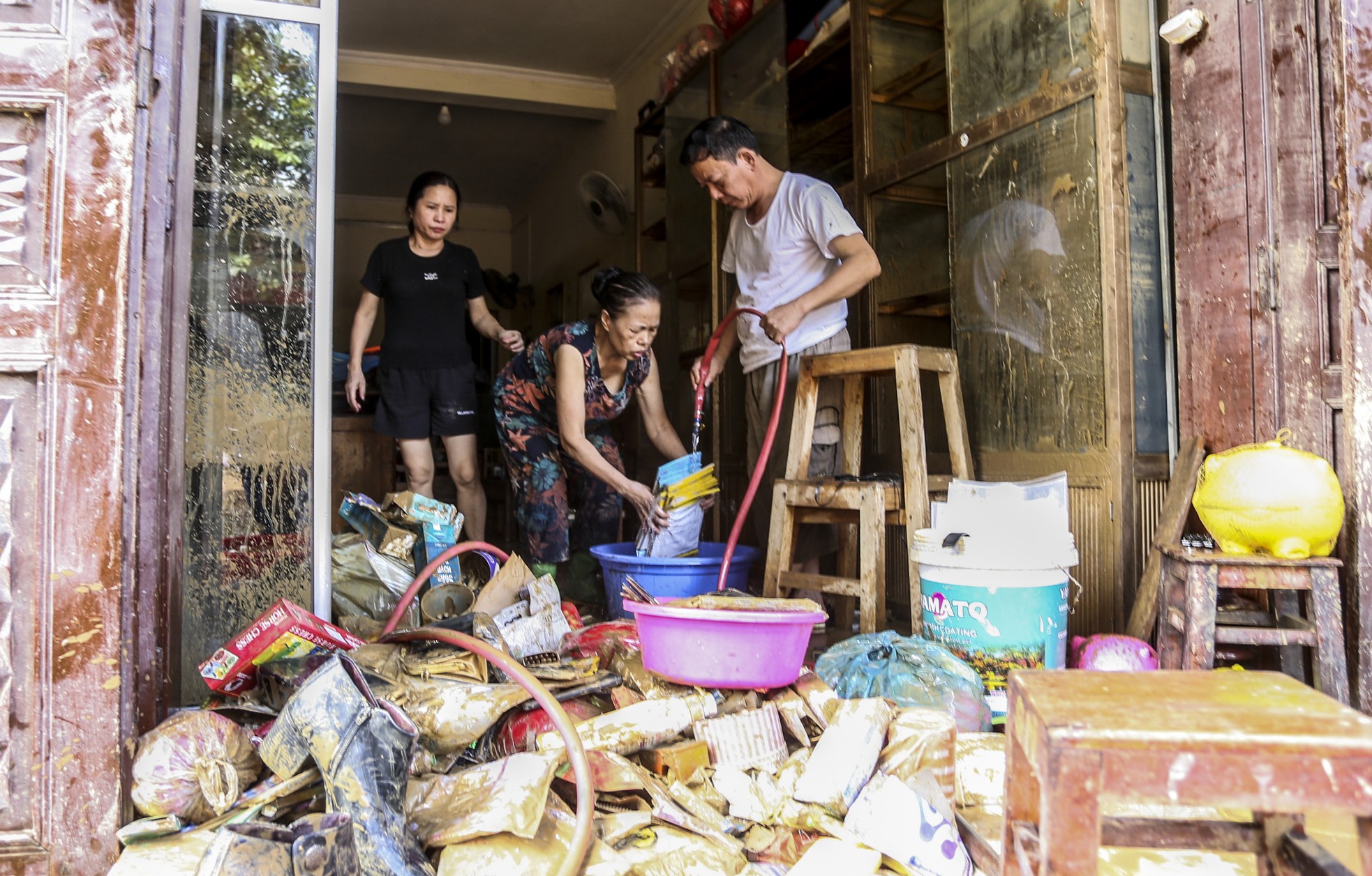 Cô giáo bật khóc nhìn đồ dùng học sinh dưới lớp bùn non sau 'lũ lịch sử'- Ảnh 5.