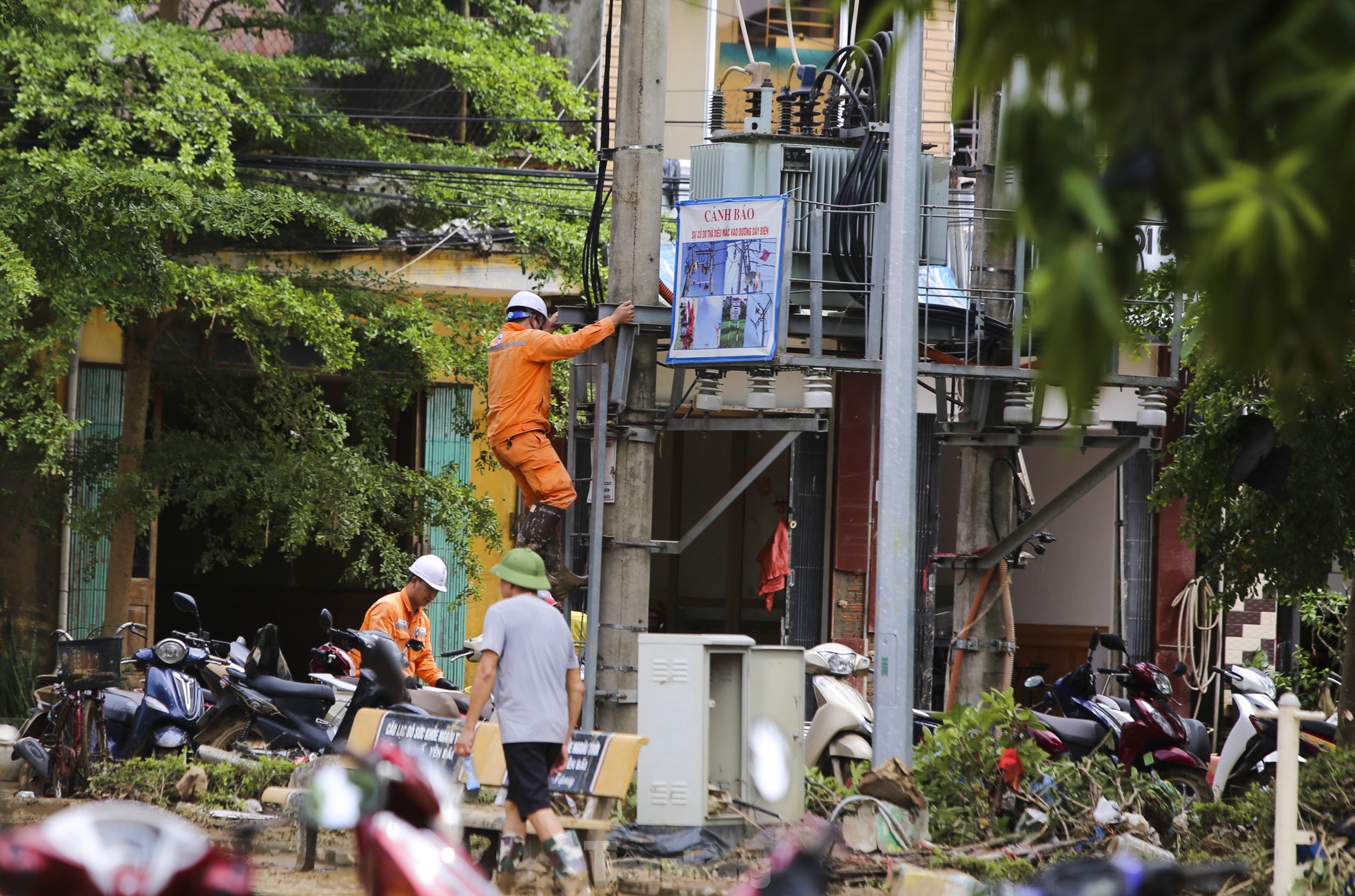 Cô giáo bật khóc nhìn đồ dùng học sinh dưới lớp bùn non sau 'lũ lịch sử'- Ảnh 22.