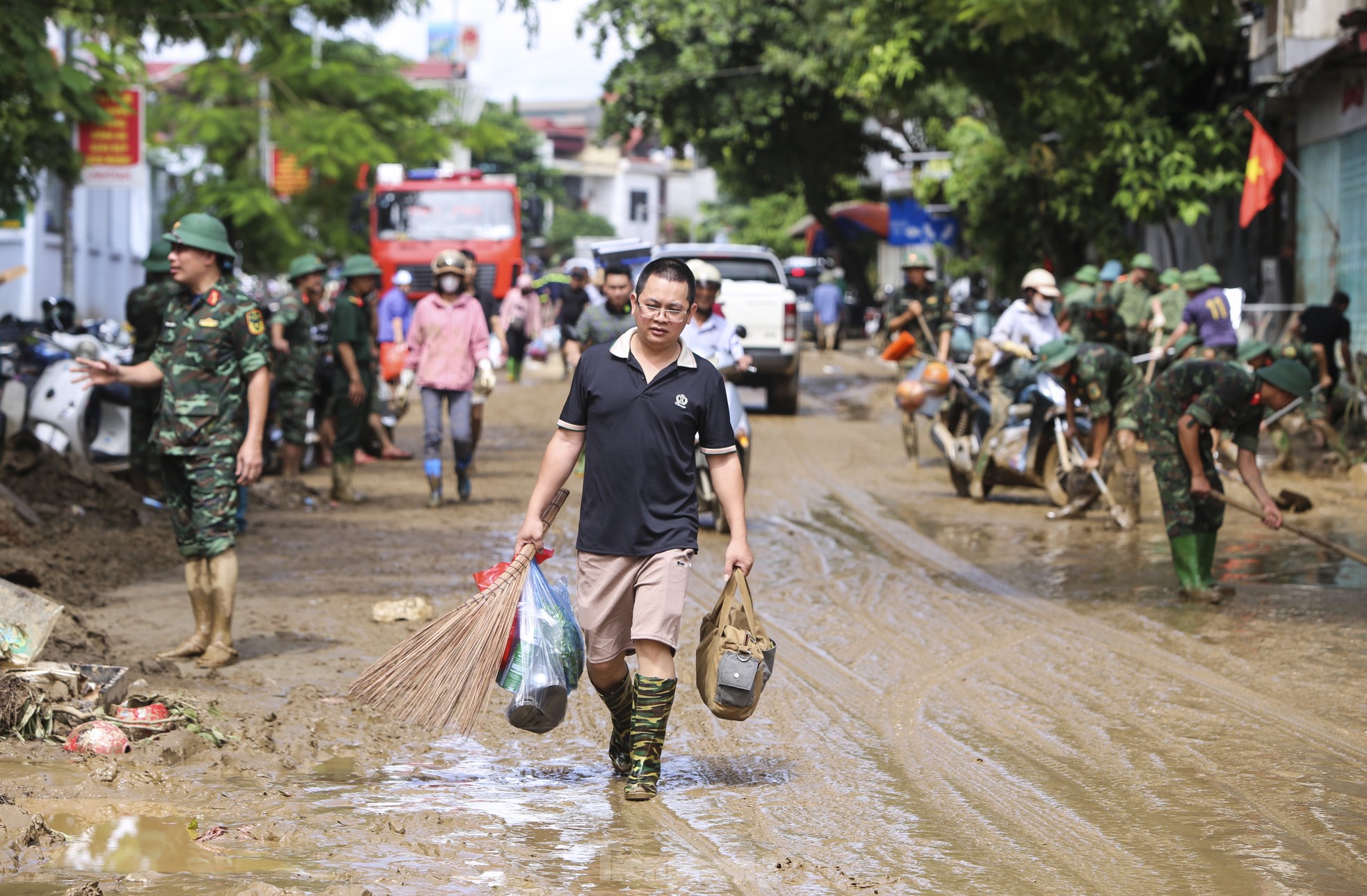 Cô giáo bật khóc nhìn đồ dùng học sinh dưới lớp bùn non sau 'lũ lịch sử'- Ảnh 19.