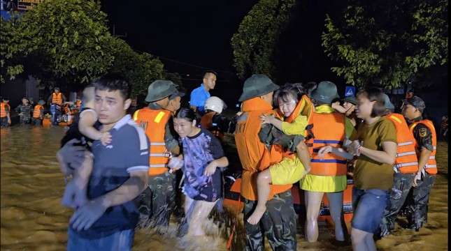 Lũ dâng cao kỷ lục không kịp trở tay, nhiều người dân Thái Nguyên cầu cứu, tìm xuồng phao cứu sinh- Ảnh 4.