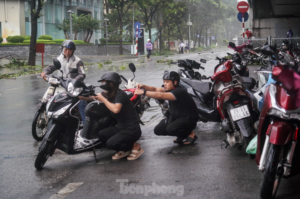 Hà Nội: Gió bão quật bay người, chủ phương tiện bỏ xe chạy 'thoát thân'- Ảnh 10.