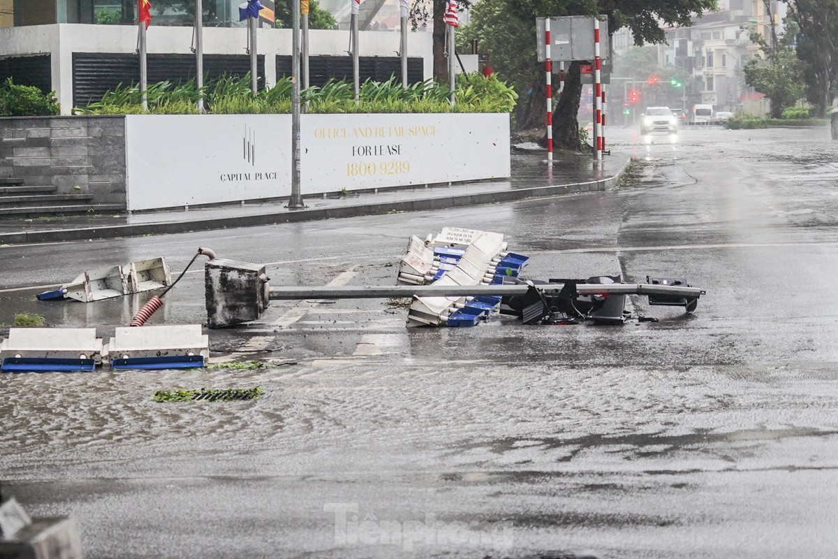 Hà Nội: Gió bão quật bay người, chủ phương tiện bỏ xe chạy 'thoát thân'- Ảnh 15.