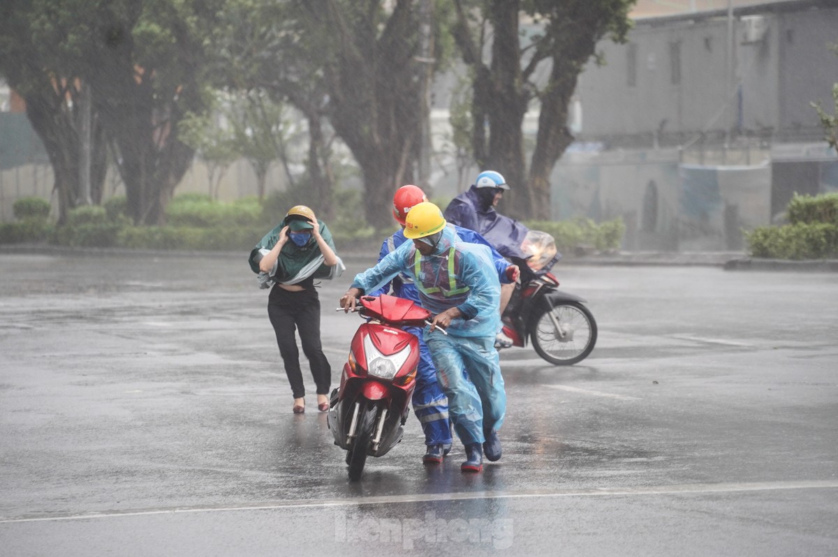 Hà Nội: Gió bão quật bay người, chủ phương tiện bỏ xe chạy 'thoát thân'- Ảnh 9.