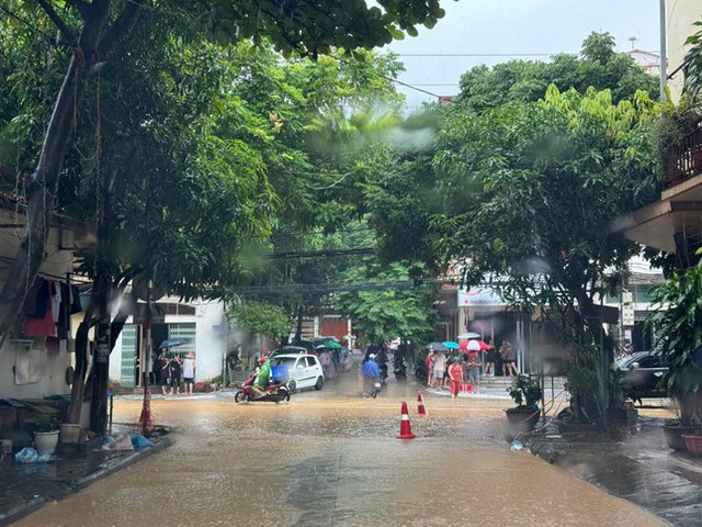 Lũ lụt kinh hoàng ở các tỉnh miền Bắc: Nước sông Hồng dâng cao mức báo động, di dời khẩn cấp 289 hộ dân- Ảnh 25.