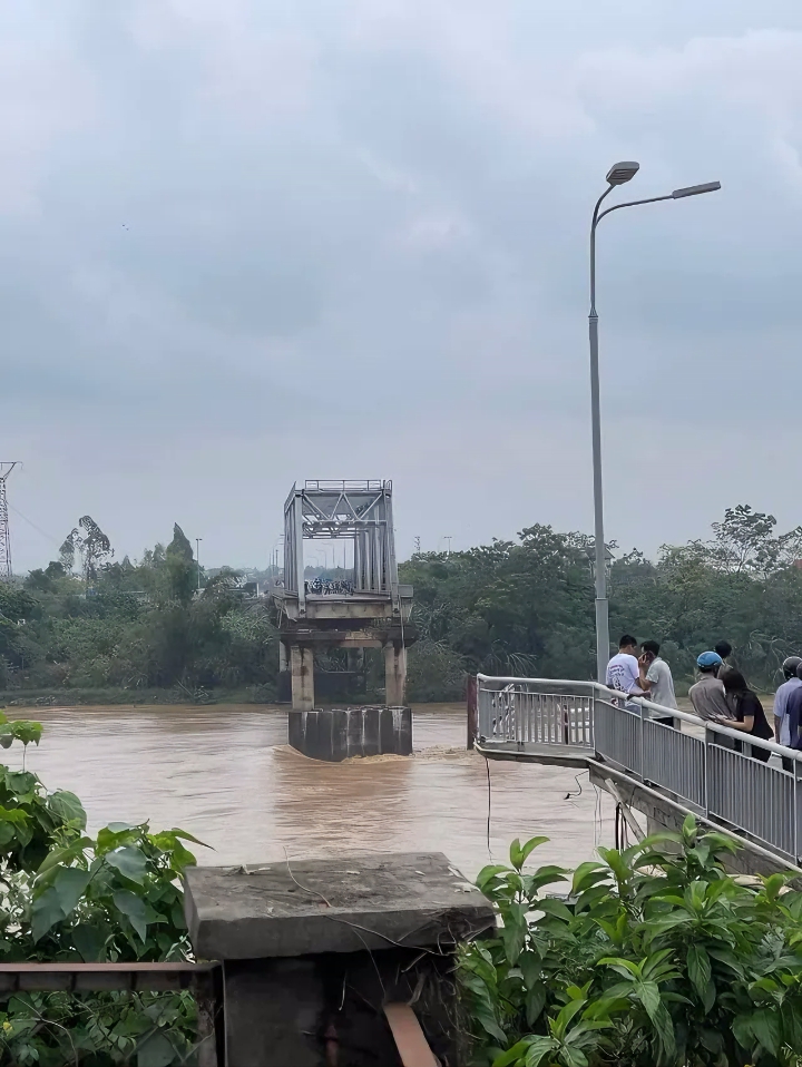 Nhân chứng hốt hoảng kể về vụ sập cầu Phong Châu, Phú Thọ- Ảnh 1.