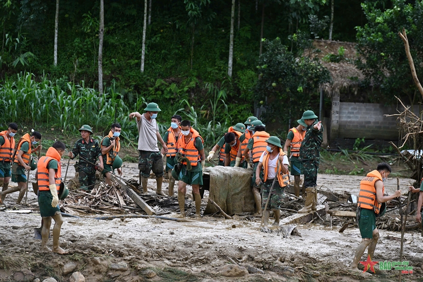 Xúc động hình ảnh những người chiến sĩ giữa cơn lũ lớn: Chiếc bánh ăn vội giữa dòng nước, tấm gỗ lấm lem bùn đất cũng thành chỗ ngả lưng- Ảnh 4.