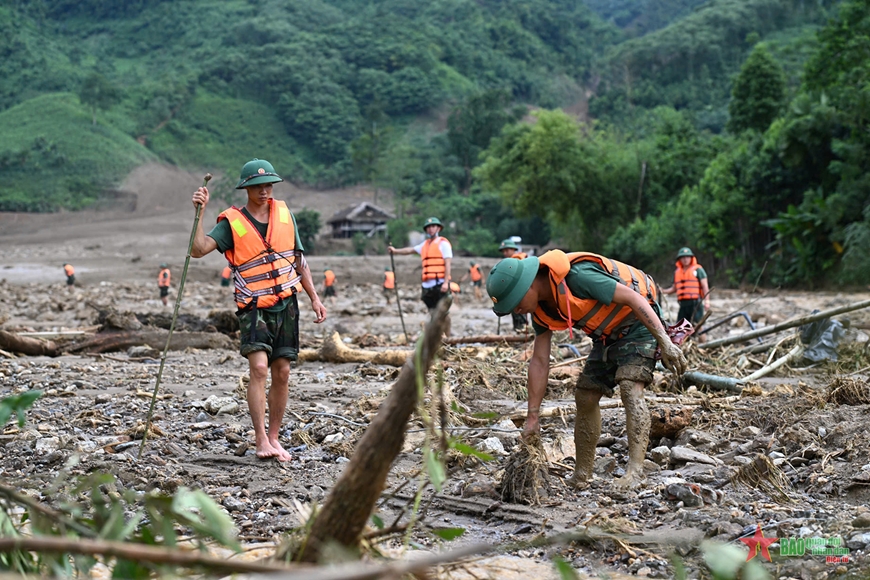 Xúc động hình ảnh những người chiến sĩ giữa cơn lũ lớn: Chiếc bánh ăn vội giữa dòng nước, tấm gỗ lấm lem bùn đất cũng thành chỗ ngả lưng- Ảnh 3.