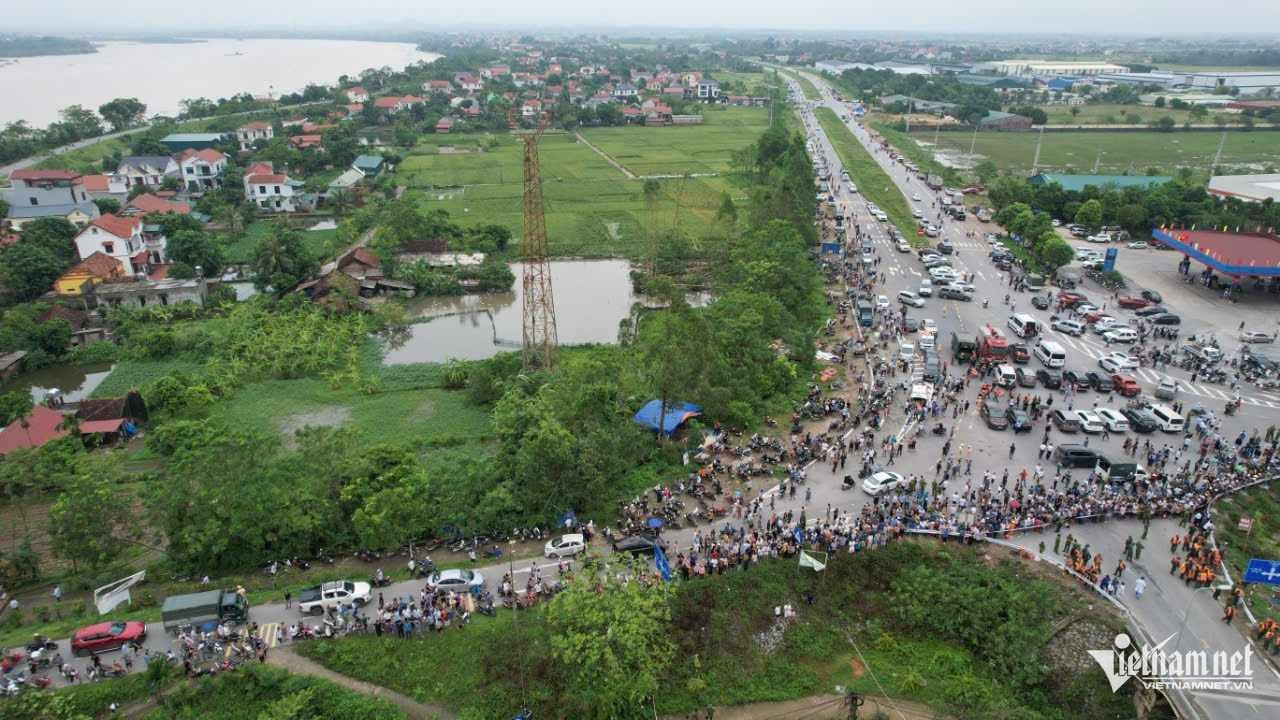 Vụ sập cầu Phong Châu ở Phú Thọ: Có 8 phương tiện gặp nạn, chưa xác định cụ thể về số người mất tích- Ảnh 11.