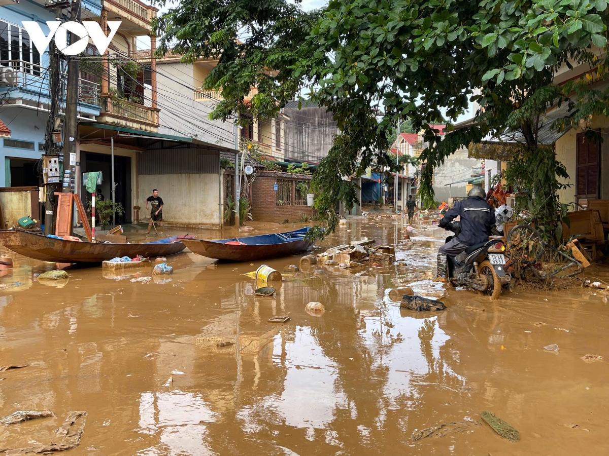 Thành phố Yên Bái ngập ngụa bùn, rác sau lũ- Ảnh 3.