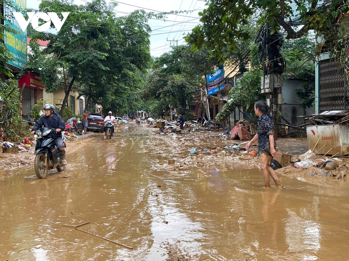 Thành phố Yên Bái ngập ngụa bùn, rác sau lũ- Ảnh 4.