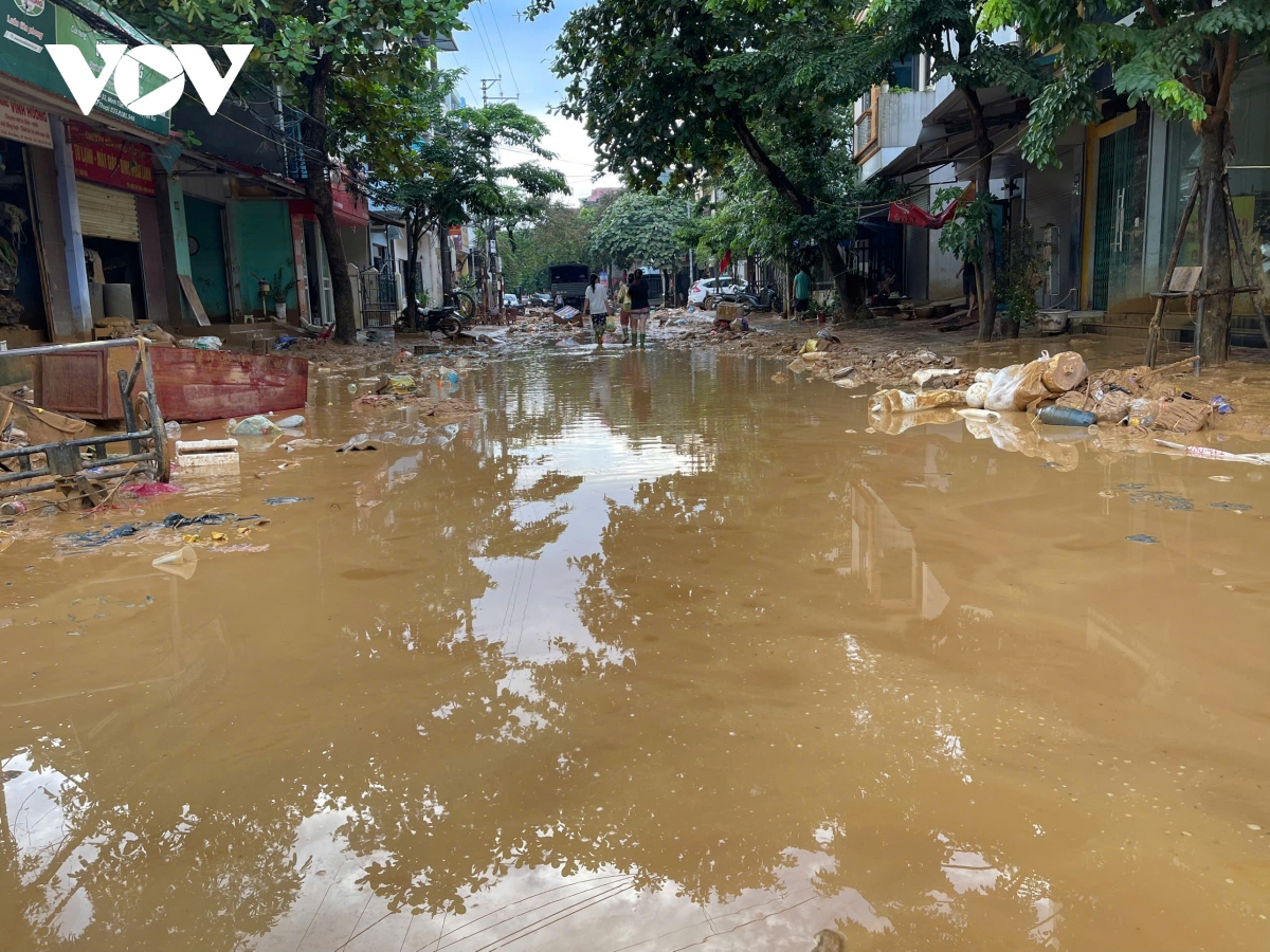 Thành phố Yên Bái ngập ngụa bùn, rác sau lũ- Ảnh 6.