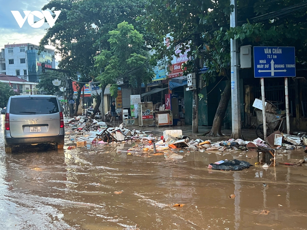 Thành phố Yên Bái ngập ngụa bùn, rác sau lũ- Ảnh 9.