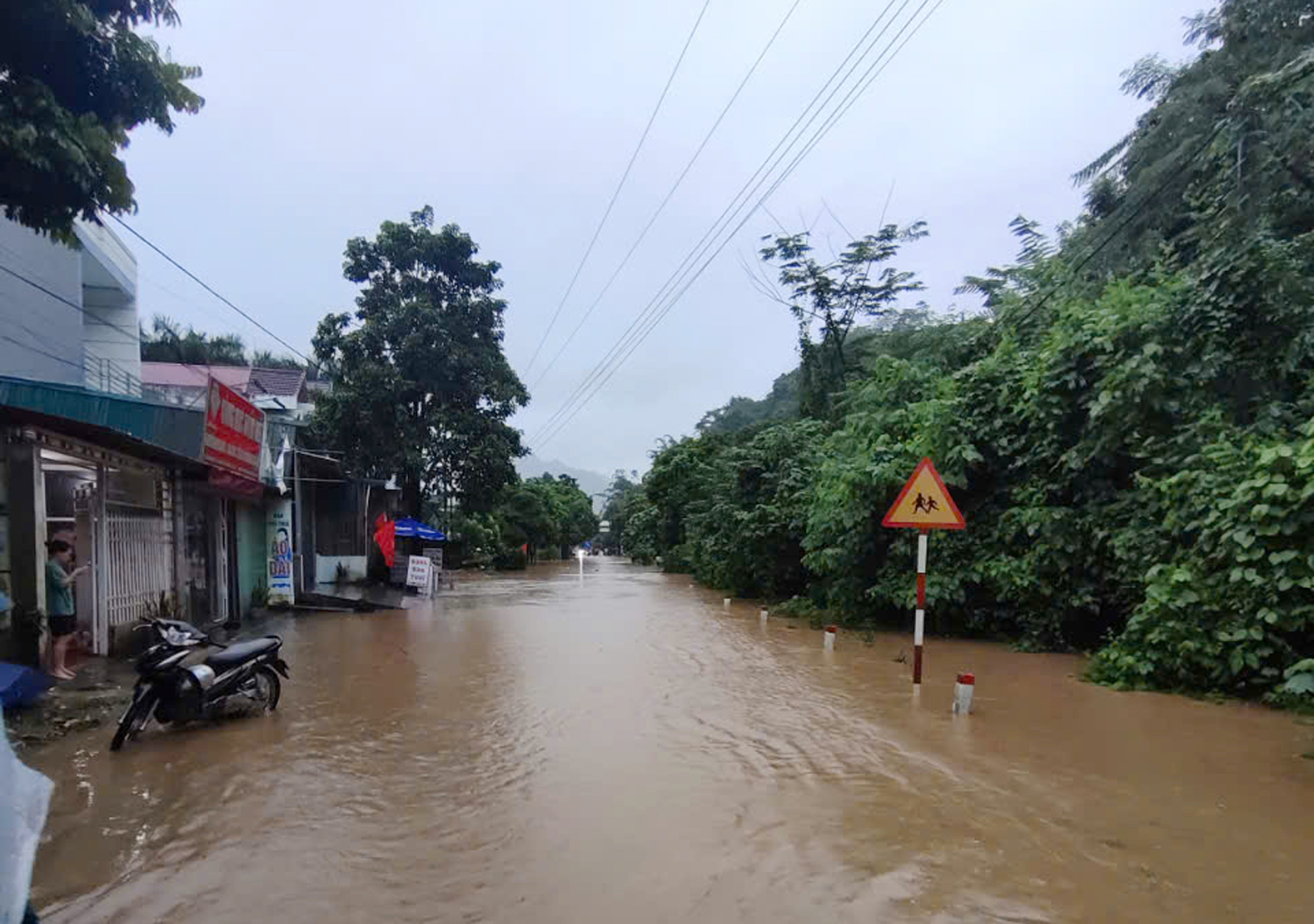 Lũ lụt kinh hoàng ở các tỉnh miền Bắc: Số người chết và mất tích do mưa bão số 3 tiếp tục tăng, tình hình vẫn căng thẳng- Ảnh 17.