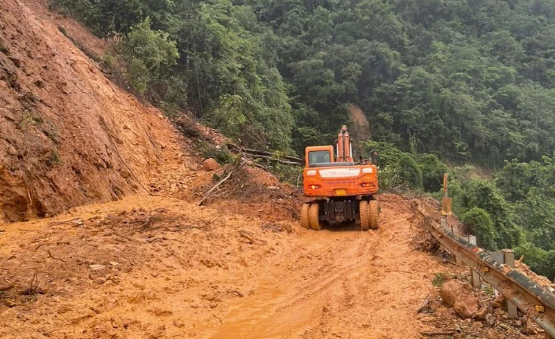 Các đơn vị đang nỗ lực hót sụt sạt trên các tuyến quốc lộ thuộc địa bàn tỉnh Điện Biên.