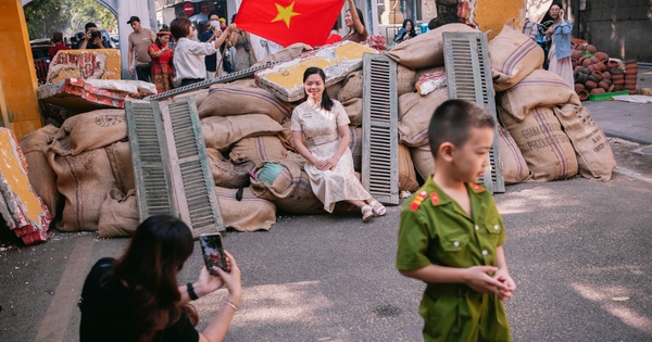 Hà Nội những ngày này: Ai cũng được sống trong ký ức hào hùng của tháng 10 lịch sử