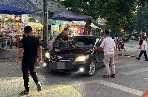 Người đàn ông nhảy lên nắp capo ô tô, nghi vấn bắt ghen vợ ngoại tình