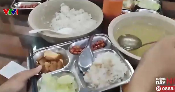 Sinh viên ĐH Bách Khoa Hà Nội phải ăn cơm canh thừa bữa trước, nhiều dị vật bất thường