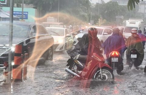 Mưa trắng trời ở TPHCM, giao lộ dẫn vào sân bay Tân Sơn Nhất ngập chưa từng thấy