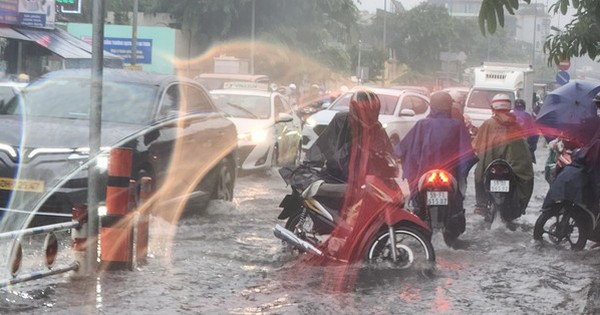 Mưa trắng trời ở TPHCM, giao lộ dẫn vào sân bay Tân Sơn Nhất ngập chưa từng thấy