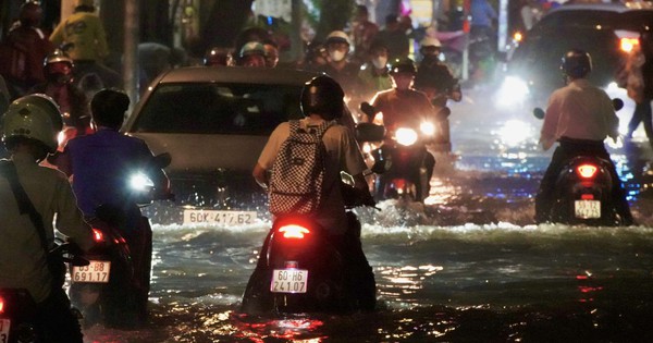 Người dân TP.HCM bì bõm trong nước từ chiều đến tối, hàng loạt tuyến đường vẫn ngập nặng